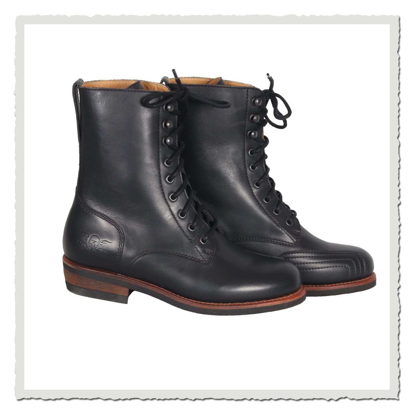 Zwei schwarze Damen-Lederboots mit Schnürung, seitlich fotografiert, freigestellt vor hellem Hintergrund.